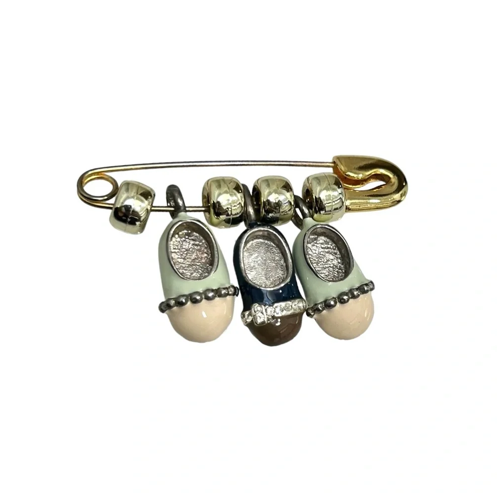 VINTAGE GOLD TONE & ENAMEL SAFETY PIN BROOCH WITH 3 BABY SHOE CHARMS